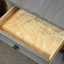 Load image into Gallery viewer, Ethan Allen 'Nellie' End Table