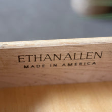 Load image into Gallery viewer, Traditional Wood End Table