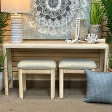 Load image into Gallery viewer, 3PC Thomasville Concole W/Stools