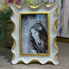 Load image into Gallery viewer, Gold Scalloped Pic Frame