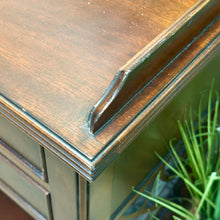 Load image into Gallery viewer, Century Chippendale Server