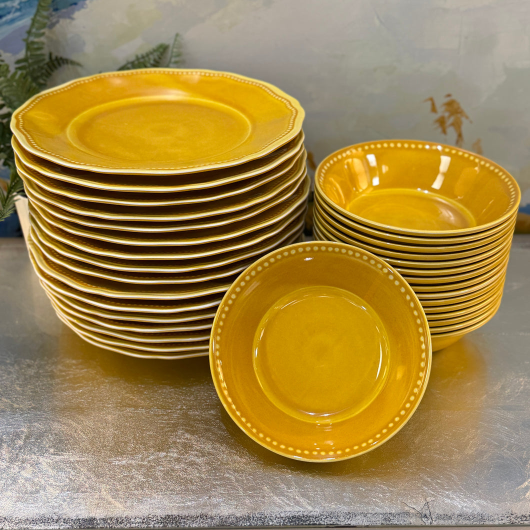 Set/32 Le Cadeaux Yellow Melamine Dishes