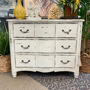 3DRW Distressed Ivory Chest