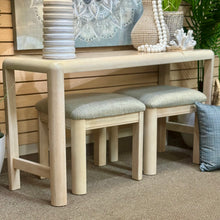 Load image into Gallery viewer, 3PC Thomasville Concole W/Stools
