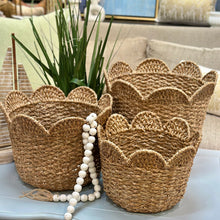 Load image into Gallery viewer, LG Scalloped Woven Basket
