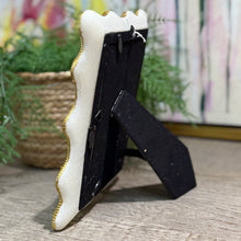 Load image into Gallery viewer, Gold Scalloped Pic Frame
