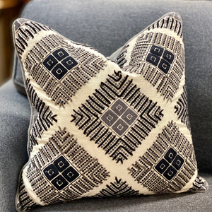 Blk/Grey Patterned Down Pillow